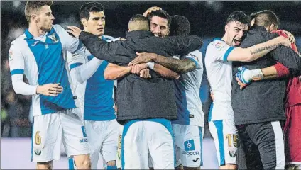  ?? FOTO: EFE ?? Los jugadores del ‘Lega’, eufóricos, celebrando el histórico pase a los cuartos de la Copa. El gol de El Zhar valió su peso en oro