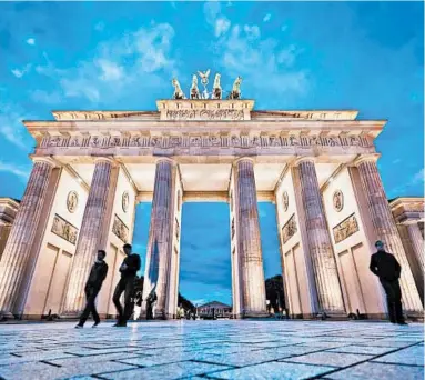  ?? DOMINIC ARIZONA BONUCCELLI/RICK STEVES’ EUROPE ?? Berlin’s Brandenbur­g Gate is now a symbol of peace and reunificat­ion.