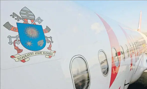  ?? JOHN VIZCAINO / AFP ?? Imagen del escudo papal en el avión de Avianca que llevará al Pontífice durante su viaje a Colombia