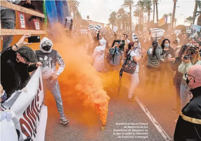  ?? EFE ?? Manifestac­ión en Palma de Mallorca de los hosteleros de Baleares en la que se pidió la dimisión de Francina Armengol