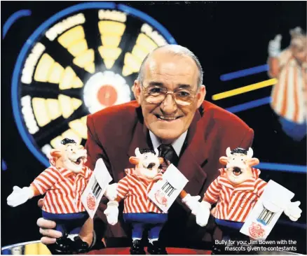  ??  ?? Bully for you: Jim Bowen with the mascots given to contestant­s