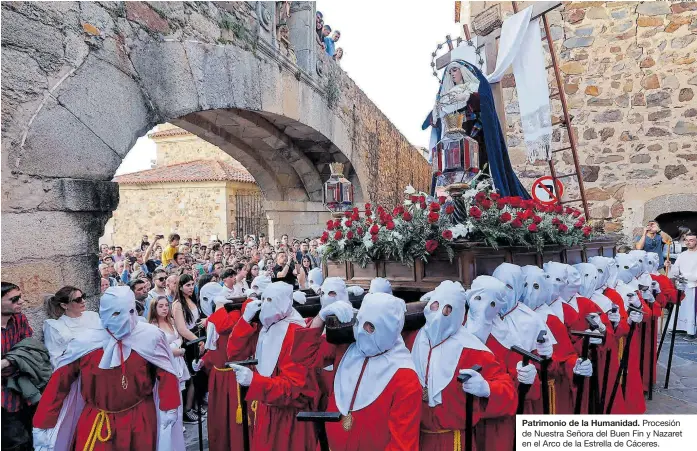  ?? EL PERIÓDICO ?? Patrimonio de la Humanidad. Procesión de Nuestra Señora del Buen Fin y Nazaret en el Arco de la Estrella de Cáceres.