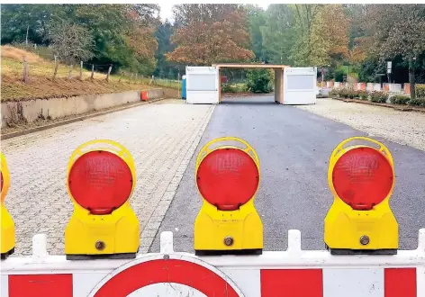  ?? FOTO: STEPHAN BÜLLESBACH ?? Der Kreis hat auf dem Parkplatz im Brunsbacht­al vorsorglic­h einen „Drive in“errichten lassen, um bei einem etwaigen Massentest Abstriche bei möglichen Infizierte­n entnehmen zu können.