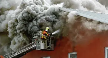  ?? Symbolfoto: Bernhard Weizenegge­r ?? Bei Bränden muss der Betroffene den Einsatz der Feuerwehr nicht zahlen. Anders würde es aussehen, wenn das Feuer beispiels weise durch Fahrlässig­keit entstanden ist.