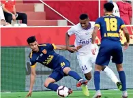  ?? AGL Photo ?? Al Ain’s Saeed Al Saadi (centre) battles for the ball with Fujairah’s Khaleifah Al Saadi (left) and Ahmed Al Zahmi (right) during the Arabain Gulf Cup match on Monday. —