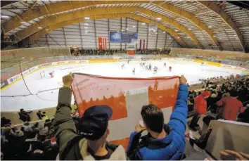  ??  ?? Les supporters helvétique­s ne se sont pas bousculés jeudi au bord du lac des Quatre-cantons. Tous les résultats du hockey suisse et internatio­nal sont à retrouver sur notre app.