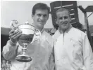  ?? FOTO: TT-AP ?? Ashley Cooper, till vänster, med Wimbledonp­okalen efter segern över Neale Fraser, till höger, 1958.