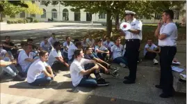  ?? (Photos P. F. ) ?? Parmi les premiers cours, les jeunes ont notamment appris à coudre un ruban légendé sur leur bonnet de marin (le bachi).