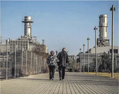  ?? Jordi Otix ?? Dos vecinos de Sant Adrià de Besòs pasan por delante de la incinerado­ra.