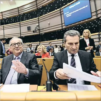  ?? EMMANUEL DUNAND / AFP ?? Jean-Claude Juncker i el comissari de Finances, Guenther Oettinger, ahir a Brussel·les