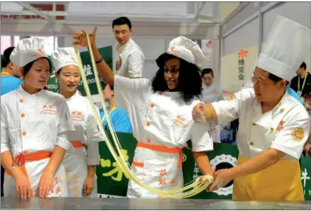  ?? PEI QIANG / FOR CHINA DAILY ?? Foreign participan­ts learn to make hand-pulled noodles at the first China Noodles Expo held in Lanzhou, Gansu province, in June.