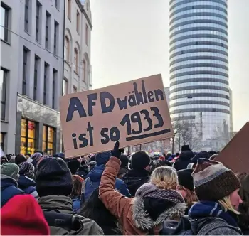  ?? ELENA VOGEL ?? Der Kirchplatz in Jena ist während der Kundgebung voll mit demonstrie­renden Menschen.