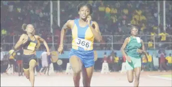  ?? ?? Golden Run! Keliza Smith added the girls U-20 100m gold medal to her trophy case a day after leaping to the long jump gold. (Emmerson Campbell photo)