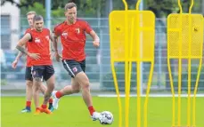  ?? FOTO: DPA ?? Julian Schieber beim ersten Training in Augsburg.