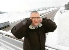  ?? Foto: Marcus Merk ?? Seit dem Ausbau der A8 ist es lauter geworden, findet Anwohner Stefan Vogg aus Streitheim. Er macht sich für Telematik vor seiner Haustüre stark.