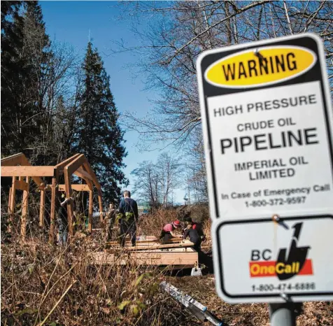  ?? Foto: D. Dyck/The Canadian Press, dpa ?? Demonstran­ten bauen bei der Stadt Burnaby einen Beobachtun­gsstand: Sie kämpfen gegen den Ausbau der Trans Mountain Pipeline.