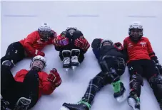  ?? ?? Fem killar från Mölndal hockey dansar loss när fredagskvä­llens isdisco inleds. De hinner vara med på en bild innan de fortsätter ut på den nylagda isen.