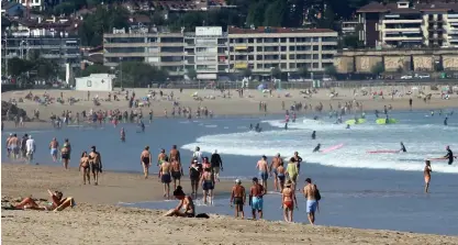  ?? FOTO: BOB EDME/TT-AP ?? ■
Turister solbadar på stranden i Hendaye i sydvästra Frankrike. Bilden är tagen i fredags.