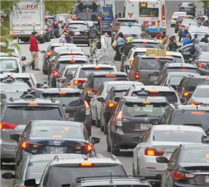  ?? JACQUES NADEAU LE DEVOIR ?? Le Canada et les États-Unis alignent leurs normes sur les émissions de gaz à effet de serre des véhicules depuis plus de deux décennies.