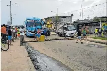  ?? JOFFRE LINO / EXPRESO ?? Detenidos. Decenas de vehículos quedaron atrapados durante el cierre.