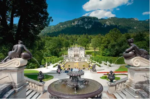  ??  ?? Louis II se rendait souvent au château de Linderhof, à Oberammerg­au en Allemagne. Bassins, cascades, terrasses agrémenten­t le jardin.