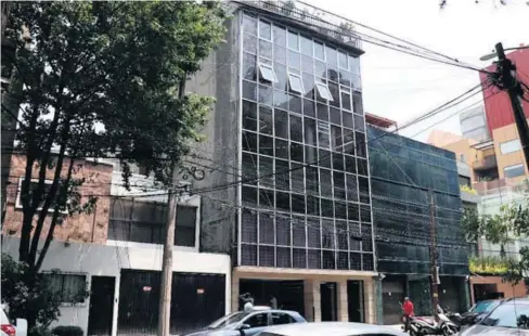  ?? FOTO: REFORMA ?? &gt; Emerson 150 en la colonia Polanco, uno de los domicilios adonde se hace llegar una transferen­cia en efectivo.