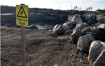  ?? Bild: Isabel Bark ?? Den tragiska olyckan i bergtäkten i Vägaholm utanför Långaryd ser ut att ha berott på den mänskliga faktorn. Ytterligar­e två utredninga­r pågår och dessa ska ge svar på fler frågor om vad som hände i bergtäkten.