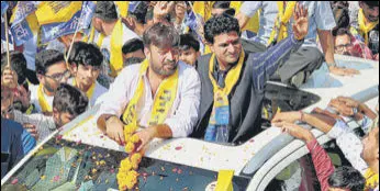  ?? ANI ?? AAP’S chief ministeria­l candidate Isudan Gadhvi during a roadshow in Jamjodhpur on Tuesday.
