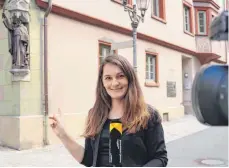  ?? FOTO: LAURA KEISS ?? Im Video erklärt Anna-Lena Buchmaier, was es mit dem heiligen Fidelis und seiner Wiege auf sich hat.