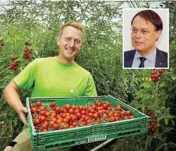  ??  ?? Spar- Chef Gerhard Drexel nimmt Frutura das Gemüse ab