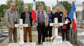  ??  ?? Yvette Lamy et son mari avec le maire et des membres du Souvenir Français.