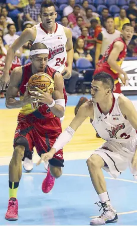  ?? JUN MENDOZA ?? San Miguel Beer’s Arwind Santos (left) tries to keep possession against a hustling Cyrus Baguio of Alaska as Ace Vic Manuel looks on during Game One of the PBA Philippine Cup Finals at the Big Dome.