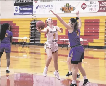  ?? PHOTOS COURTESY OF ARIZONA WESTERN COLLEGE ?? ARIZONA WESTERN’S FAITH SILVA (3) attempts a two-point shot while being guarded by Eastern Arizona’s Kor Fornesa (11) during Thursday’s game at Arizona Western College.