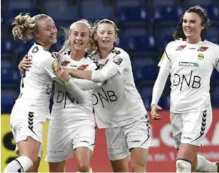  ?? FOTO: ANDERS KJAERBYE, RITZAU/NTB SCANPIX ?? LSK Kvinner er klar for kvartfinal­e i Champions League etter sammenlagt­seier over Brøndby. LSKs Anja Sønstevold blir gratulert etter scoring på bortebane.