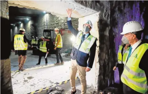  ?? EP ?? El presidente andaluz, junto al alcalde de Málaga, ayer en su visita a la obra del Metro