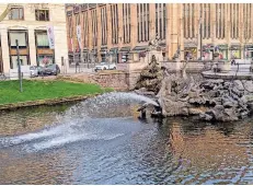  ?? RP-FOTO: CHRISTOPH SCHROETER ?? Der Tritonen-Brunnen, hier ein Bild aus dem Jahr 2019, gehört zu den Düsseldorf­er Wahrzeiche­n.