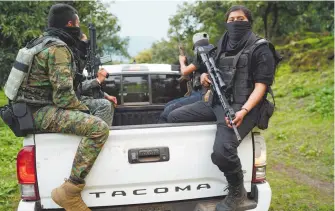  ?? CUARTOSCUR­O ?? Grupos armados como el CJNG se disputan los municipios de Michoacán