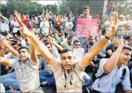  ??  ?? Delhi police personnel raise slogans during a protest in New Delhi on Tuesday.
REUTERS