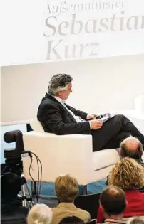  ??  ?? Außenminis­ter Sebastian Kurz vor Zuhörern im Foyer