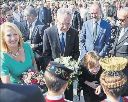  ?? [ APA ] ?? Minister Drozda (2. v. r.) am Mittwoch in Bregenz mit Bundespräs­ident Van der Bellen und Nationalra­tspräsiden­tin Bures.