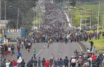  ??  ?? Marcha. Unos 20,000 miembros del colectivo indígena en Ecuador prepara una gran movilizaci­ón en Quito para mañana, mientras continúan los asaltos, saqueos y protestas en varios puntos del país.