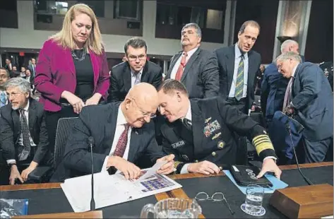  ?? EVAN VUCCI / AP ?? El director de Inteligenc­ia Nacional, James Clapper, y el jefe de la NSA, almirante Michael Rogers, ayer en el Senado