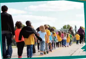  ?? photo : Marouane Refak ?? Les élèves de l’École ChristineL­espérance en route pour le parcours de la marche Terry Fox.