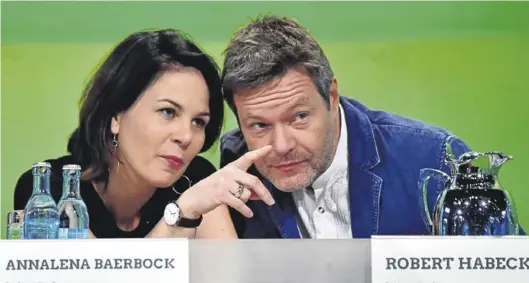  ?? TOBIAS SCHWARZ / AFP ?? Los líderes verdes Annalena Baerbock y Robert Habeck, en el congreso del partido de finales del año pasado en Leipzig.