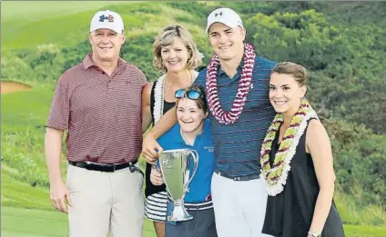  ?? FOTO: AP ?? En Kapalua, en 2016 Spieth, con su novia Annie Verret, su hermana Ellie y sus padres, Shawn y Mary Christine, en Kapalua hace dos años