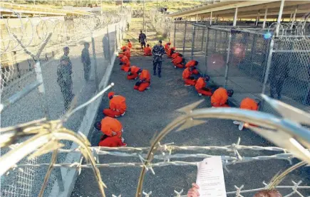  ?? FOTO LAPRESSE ?? Prigionier­i
Il carcere di Guantanamo a Cuba dove i reclusi venivano torturati
