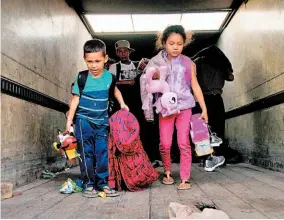  ??  ?? Sin parar. Menores migrantes llegan a Tijuana luego de viajar en camión desde Mexicali como parte de la caravana migrante.