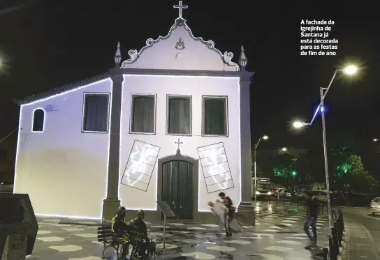  ??  ?? A fachada da igrejinha de Santana já está decorada para as festas de fim de ano