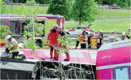  ?? EFE ?? Los servicios de emergencia trabajan entre los restos del tren