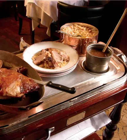  ??  ?? Le Sébillon (Neuilly-sur-Seine), et son fameux gigot d'agneau aveyronnai­s, à savourer sans fin pour 24 euros.